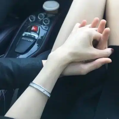  带字的有纹身的手控女生头像