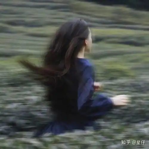  有没有好看的模糊感女生头像