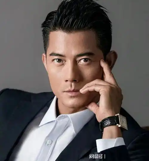  中年男人,劝你尽量别留这3种发型,显老油腻,颜值高也白搭