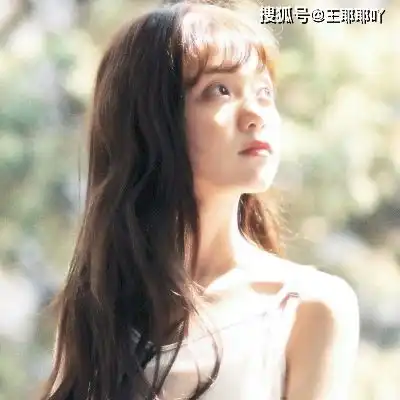  搞笑gif姑娘一看就是a4腰啊这个跨栏动作一般人还真做不到啊