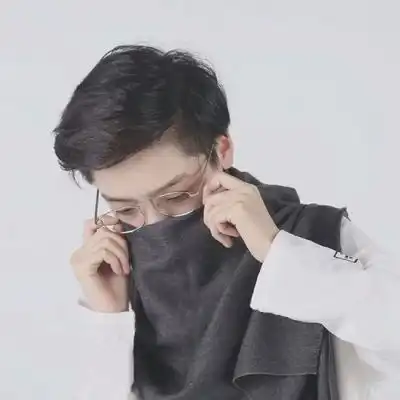  戴眼镜头像男很帅戴眼镜的男生