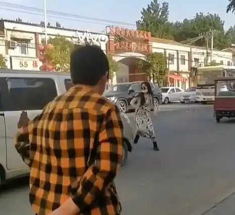  女子拦车直接用脚踹,拦一辆又一辆,知情人精神上有问题