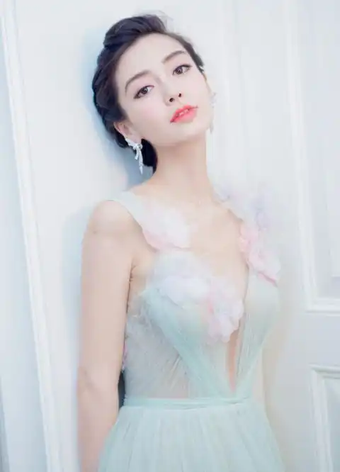  娱乐圈8大天鹅颈女星排行,金晨杨紫上榜,个个都美得不像话