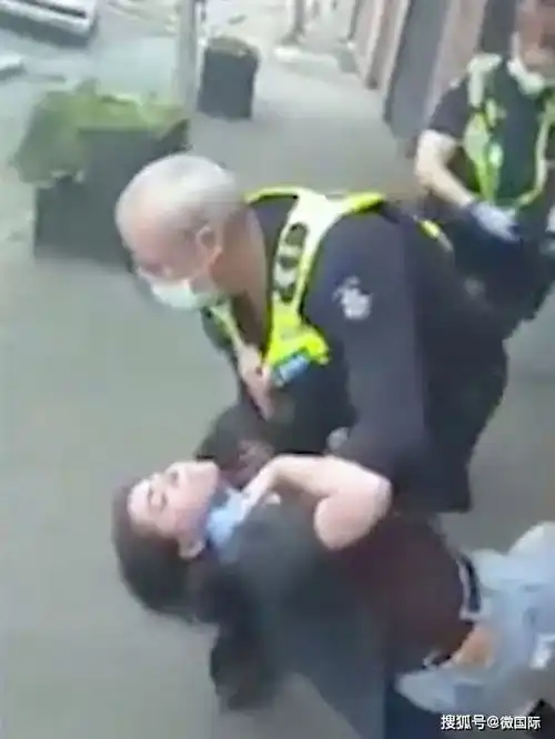  女子出门拒绝戴口罩,警察直接扼住她命运的喉咙,男友一旁求情