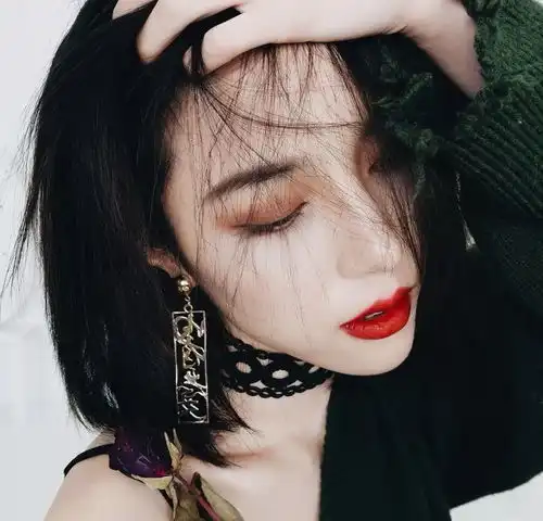 女生拽到爆的头像鱿鱼