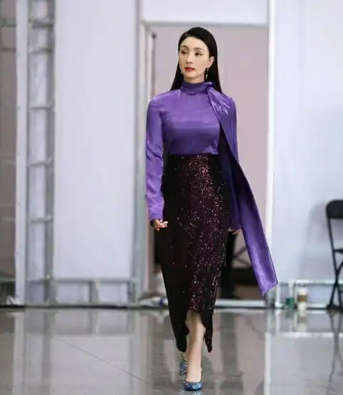 事业婚姻双丰收的陶虹,一袭绿裙尽显婀娜身材,身材不输从前