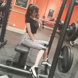  95后校花女神健身照秀火辣身材被称为a4腰女神