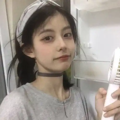  真人女生头像假装看不见,却偷偷用余光看了上千遍