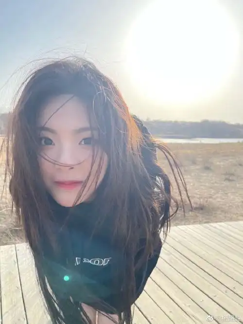  杨超越和闺蜜逛街被偶遇,扎丸子头美得发光,看海景美成漫画少女