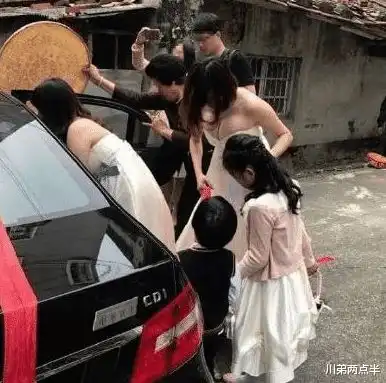  抖音最美伴娘走红,抢尽新娘风头,穿着遭网友抨击
