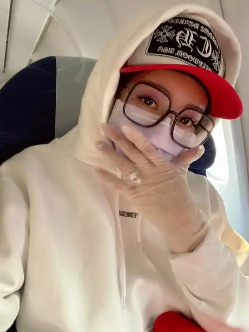  女星怕感染全副武装坐飞机,两层帽子口罩眼睛还不忘戴手套
