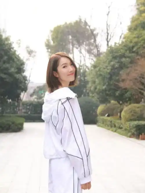  李亚男晒母女合照,俩女儿清新脱俗,鼻子嘴巴都未遗传王祖蓝超会长