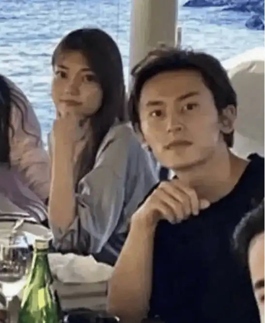  张哲瀚恋情被曝光女生大方晒求婚戒指,两人多次同框感情稳定