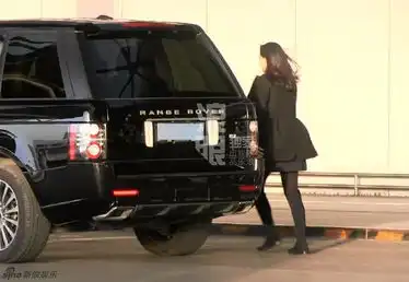  组图聂远口罩遮面亮相机场女友甜蜜接机