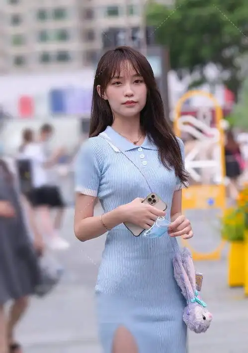  侧颜的时尚秀,美女笑得甜但红色的上衣更夺目,有不错的时尚效果