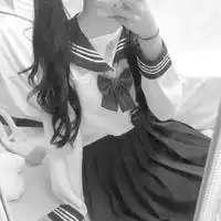  女生半身不露脸头像黑白,爱上半身裙的女生