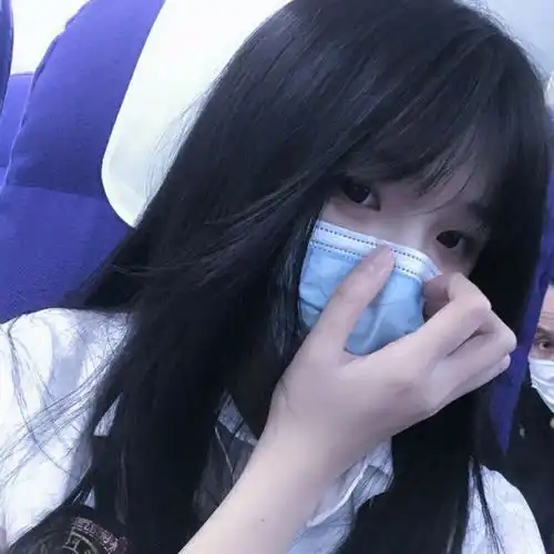  带神秘感的口罩女生头像