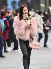  街拍美女一条蓝色的吊带连衣裙,时尚气质迷人