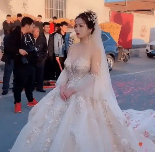  抖音农村新娘走红网络,奶油身材让人羡慕,网友最洋气的新娘