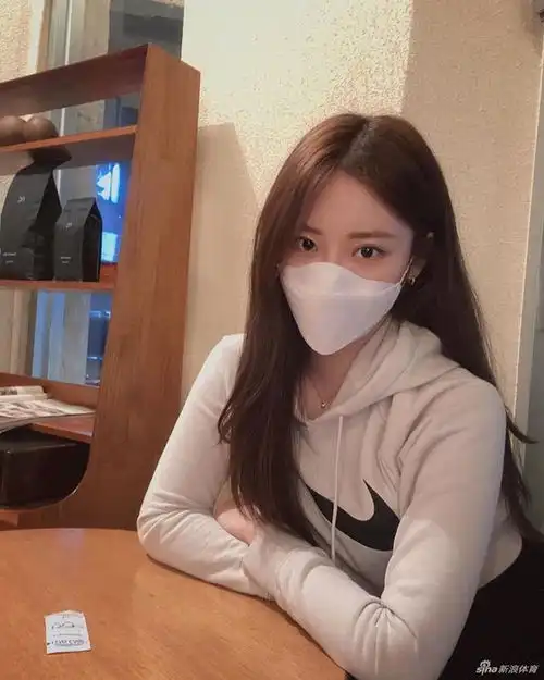 健身美女戴口罩坚持锻炼