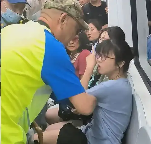  北京老人强行要求女生让座最新进展老人被带走,网友一边倒