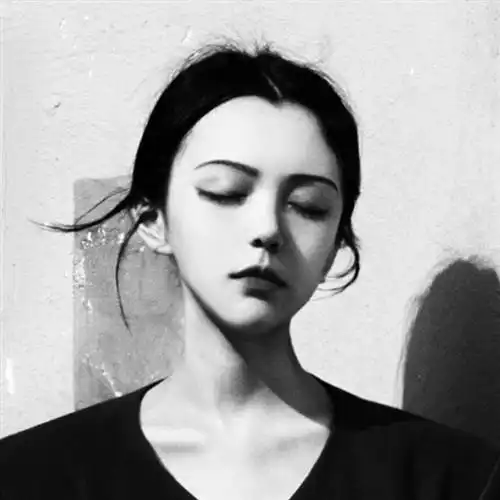  快手黑白女生头像,一个愿意听你说废话的女人