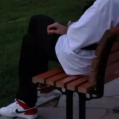  男生头像不露脸半身照真人