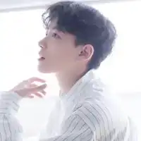  条纹衬衫男头像艺术微信头像图片大全