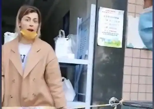  上海外籍女子要从封控小区外出遛狗,还不戴好口罩,网友反应亮了