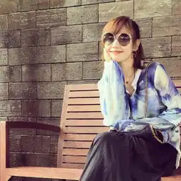  薛佳凝与闺蜜旅游,打扮清新似少女