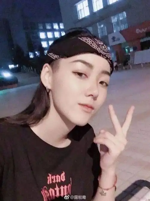  杨柳细腰大长腿剃头帅气霸气十足,这两个抖音小姐姐美的让你怀疑人生