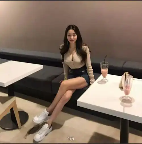  美女好到爆的身材,收腰衣配紧身热裤,有种纤腰楚楚