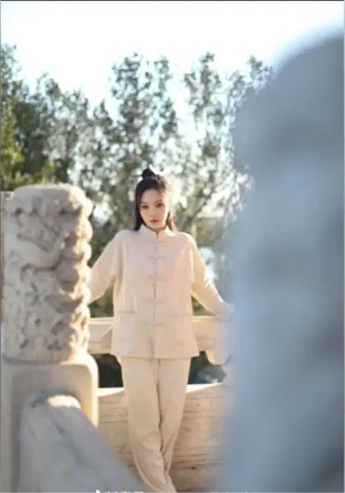  期待复出李小璐晒古风美照清新脱俗,高调互动自誉真好看