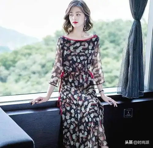  有一种美裙叫碎花连衣裙,比旗袍美丽大方,80穿美呆这个春天
