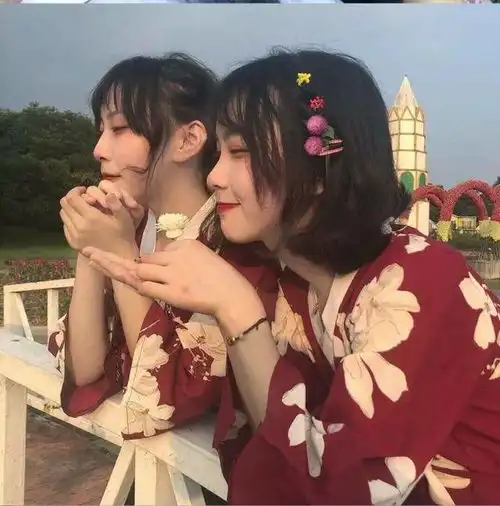  惊艳的句子很奇怪我们不屑与他人为伍,却害怕自己与众不同