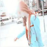  大图片头像女生穿过熙熙攘攘丶的人群