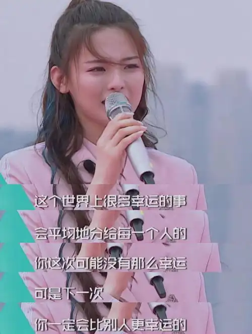  杨超越和闺蜜逛街被偶遇,扎丸子头美得发光,看海景美成漫画少女