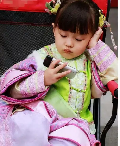  赵薇女儿长得太漂亮,被全网禁止整容,13岁美得令人心动