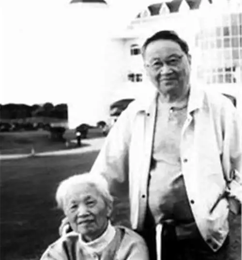  王元化张可结婚58年,他疯了22年,她瘫了27年,两人生死不渝