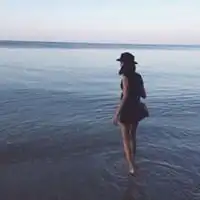  海边背影图片女伤感微信头像图片大全