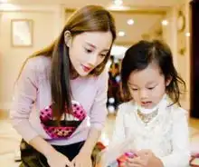  李小璐看淡了名利,接送甜馨不戴口罩,女儿比什么都重要