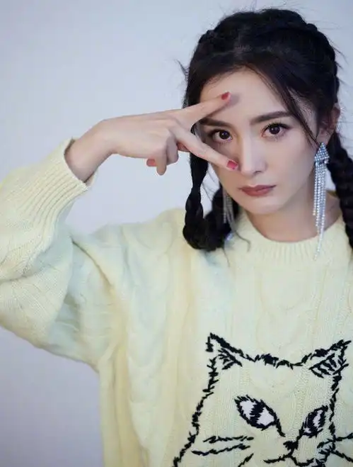  杨幂真人身材啥程度现身直播间后,网友这腿有栏杆粗吗