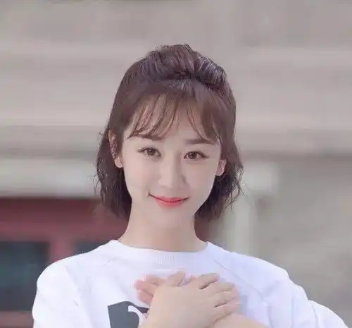  28岁杨紫少女味十足,一袭滑溜裙曲线迷人,我却在意她的腿