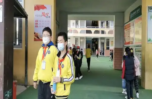  商丘市第二回民小学开展童心共防疫戴口罩的你最美丽主题教育活动