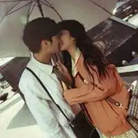 接吻拉丝的情侣头像上车